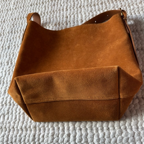 Madewell | Essential Bucket Tote in Camel Suede - Picture 6 of 7